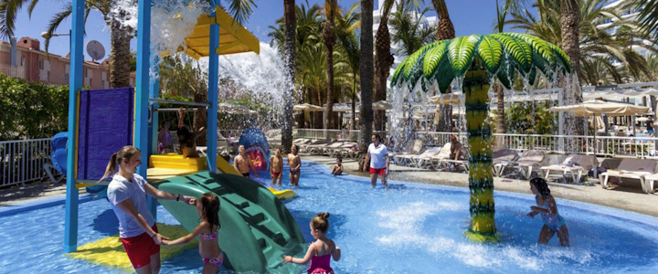 Der Splash-Pool im Riu Papayas auf Gran Canaria bietet Wasserspaß und Kinderanimation in lebhafter, familienfreundlicher Atmosphäre.