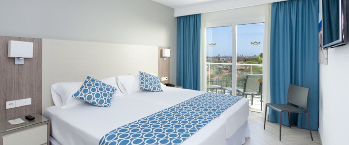 Die helle, moderne Suite im Riu Papayas auf Gran Canaria ist in Blautönen gehalten und wirkt klar strukturiert und ruhig.