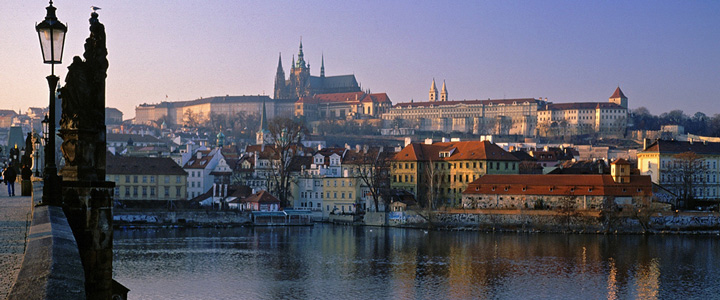 Heller Behandlungsraum von Medworld, weiß gehalten mit orangenen und schwarzen Akzenten.