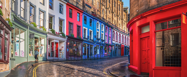 Die historische Victoria Street in Edinburgh schlängelt sich mit ihren farbenfrohen Häuserfassaden durch die Altstadt und lädt zum Bummeln ein.