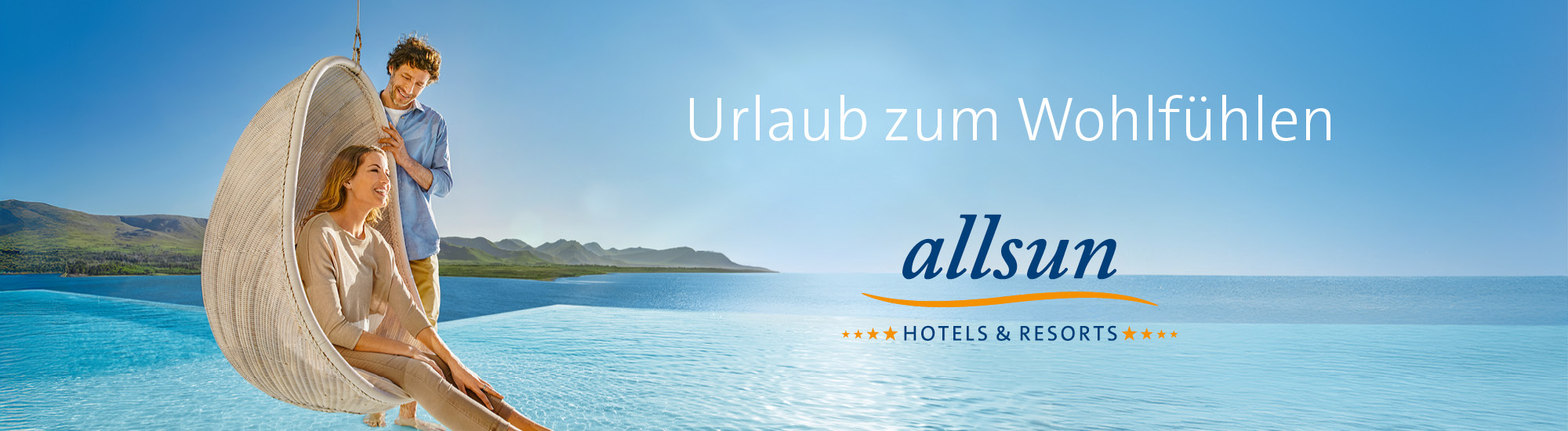 Ein Vater läuft lachend mit seiner kleinen Tochter über den von Palmen gesäumten Strand, vom Meer weg. Im Zentrum steht ein Smiley im warmen Licht.