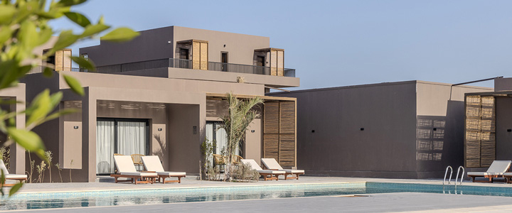 Die moderne Pool- und Terrassenanlage des Aldiana Club Naga Bay verbindet großzügige Wasserflächen mit stilvollen Sitzbereichen und bietet Raum zum Entspannen.