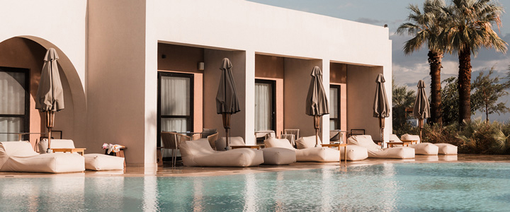 Die Pool- und Terrassenanlage des Ella Elissa auf Rhodos verbindet modernes Design mit großzügigen Wasserflächen. Helle Liegen und elegante Terrassen prägen das Ambiente.