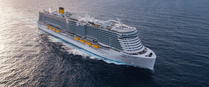 Die Costa Smeralda von Costa Kreuzfahrten fährt über das offene Meer. Das moderne Kreuzfahrtschiff hebt sich klar vom weiten Horizont und blauen Wasser ab.